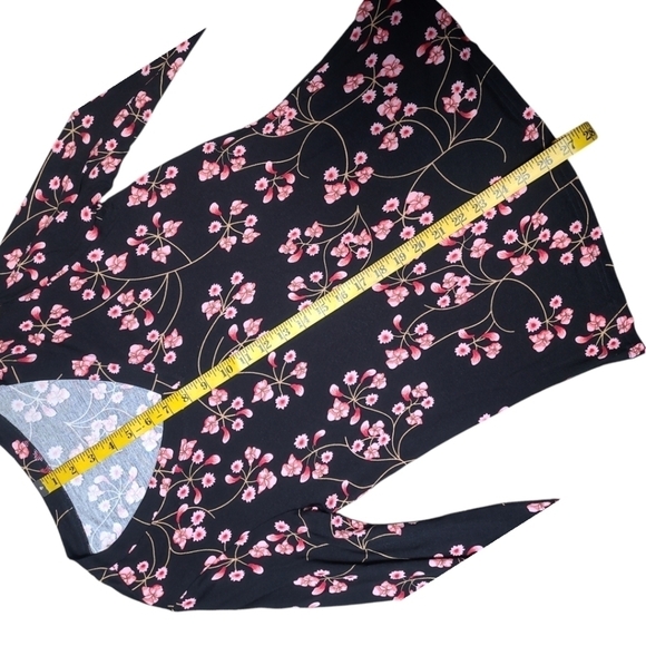 Black Pink Floral V-Neck Long Sleeve Top Medium Soft Stretch Everyday Casual - Picture 9 of 12
